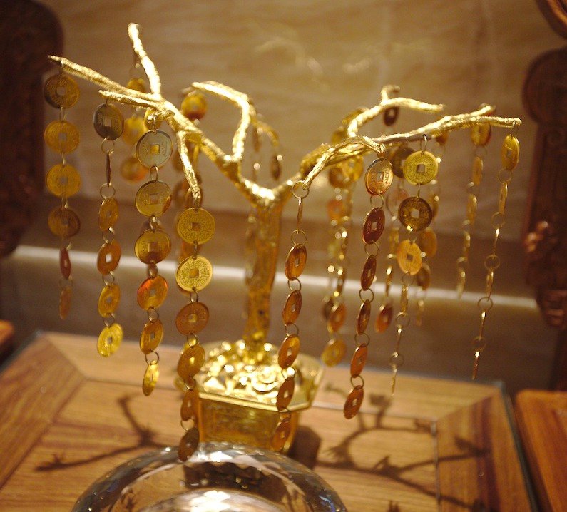 Golden "money tree" with yansheng coins hanging in place of leaves.